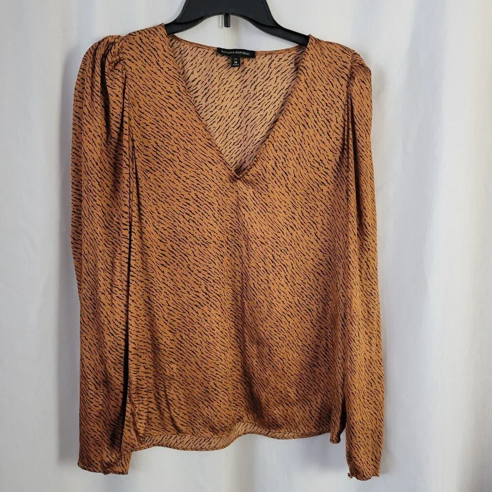Banana Republic Blouse Pullover geometric V-neck Med. Tall Silky Puff slv Chic